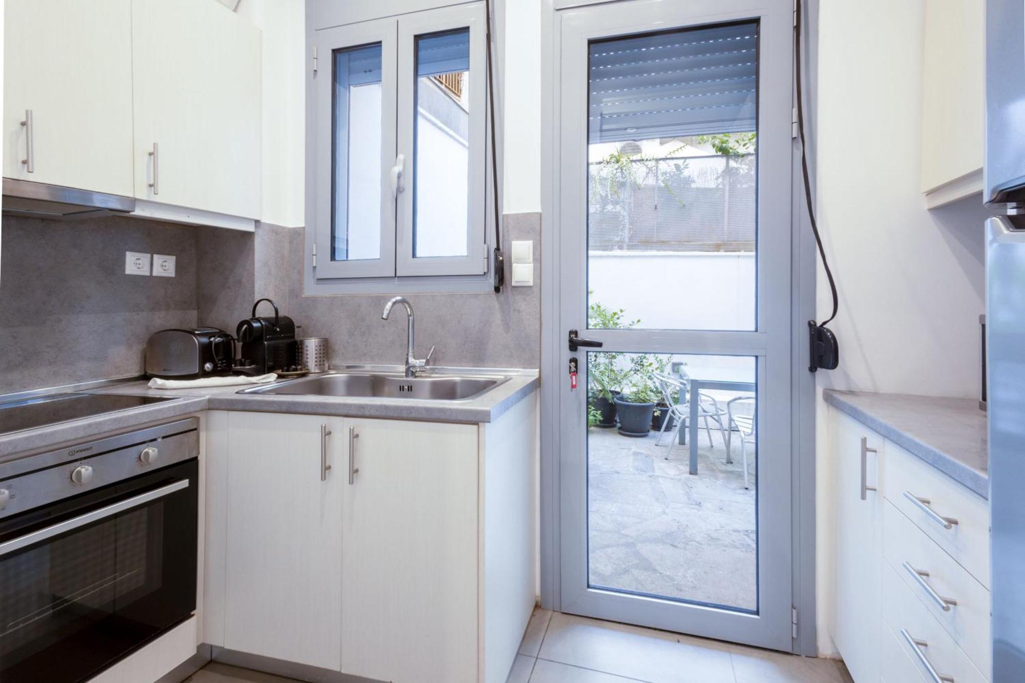 Renovated 5 Bdr House Near Acropolis - New Beds, Terrace & Green Yard Athén Kültér fotó